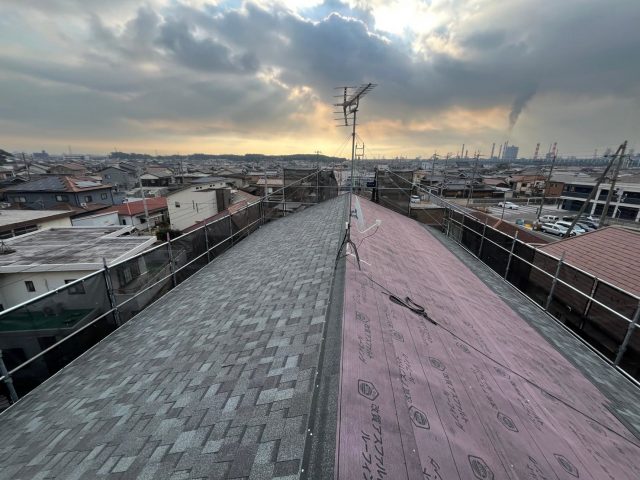 加古川市のカバー工事で設置が進むリッジウェイ